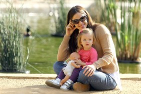 Jennifer Garner, tan sweater, sunglasses, jeans, tennis shoes